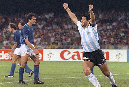 Diego celebra el gol de Caniggia...