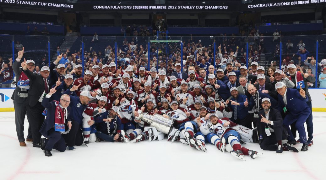 Colorado Avalanche toma foto con la Stanley Cup
